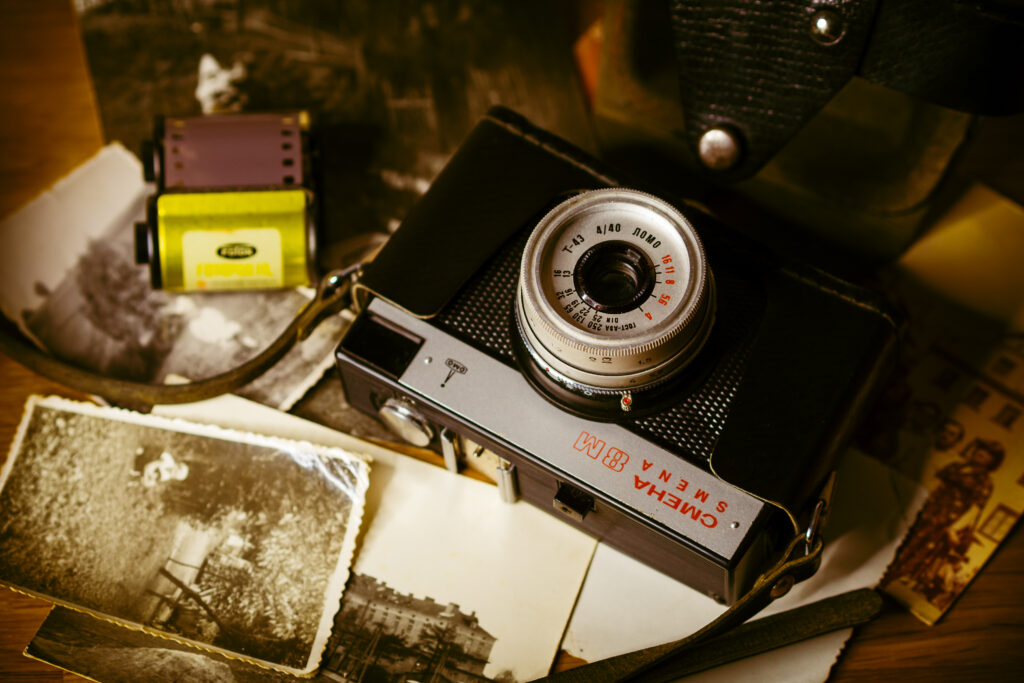 Analogowy aparat Smiena 8M na starych fotografiach