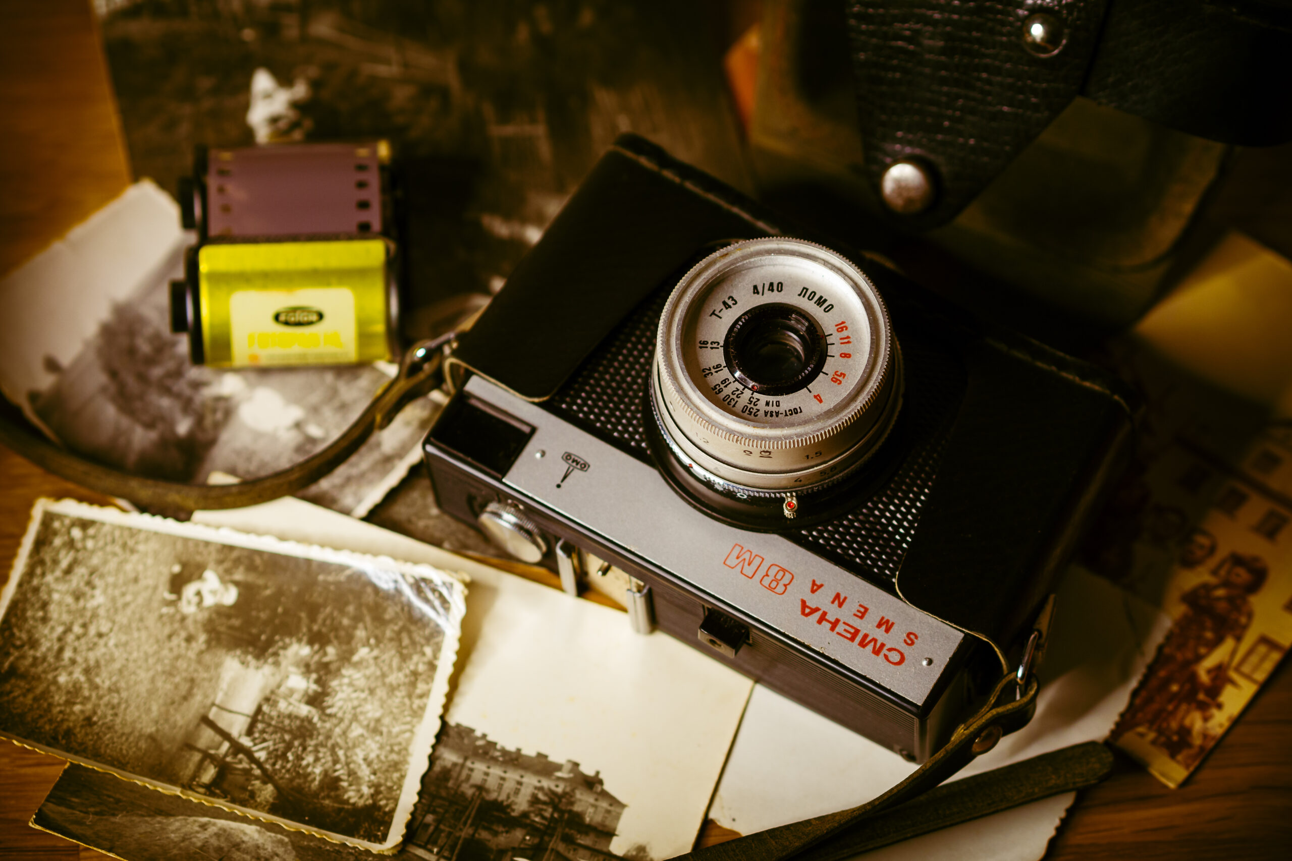Analogowy aparat Smiena 8M na starych fotografiach