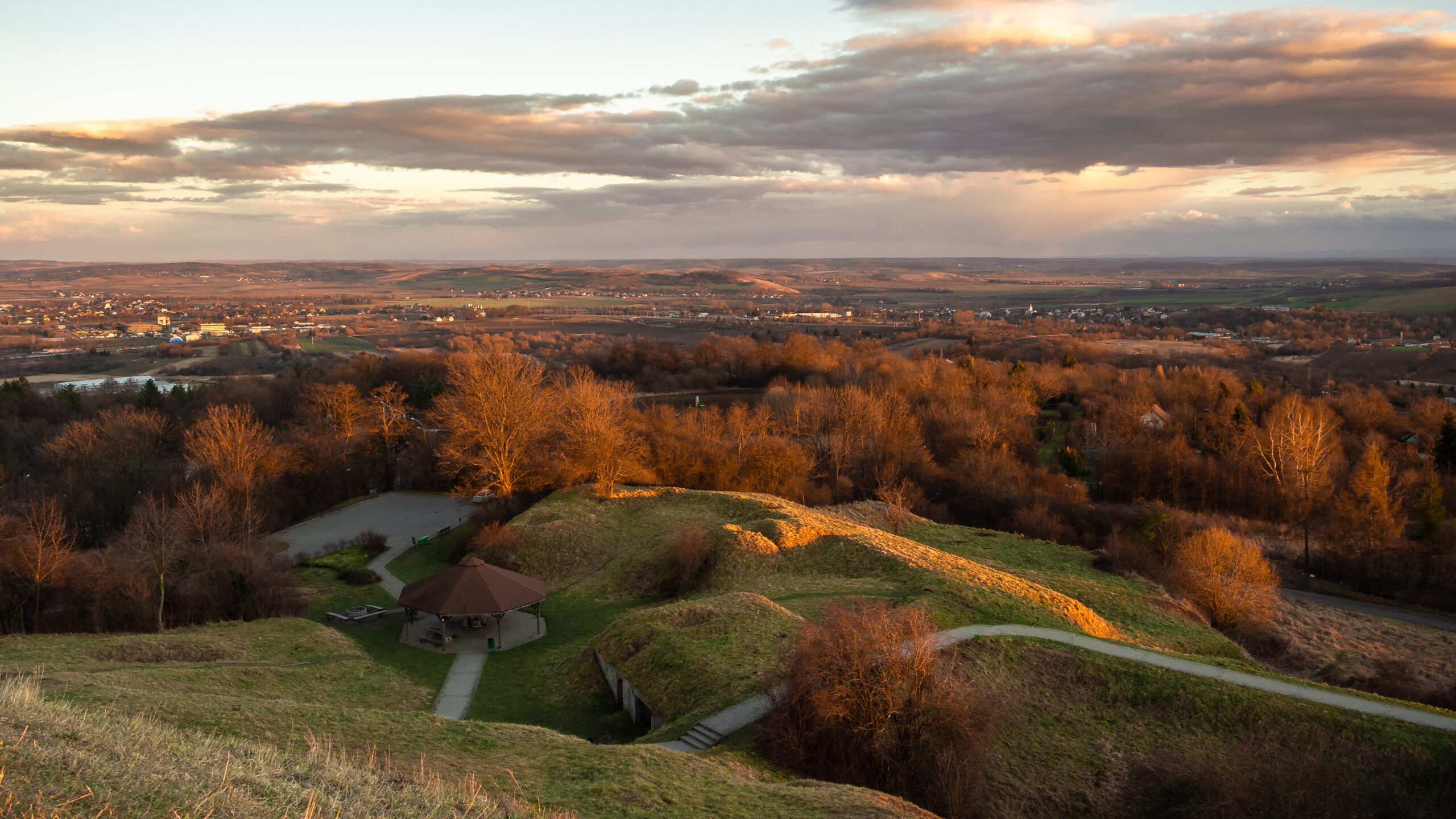 Panorama Przemyśla w pomarańczowym świetle zachodu